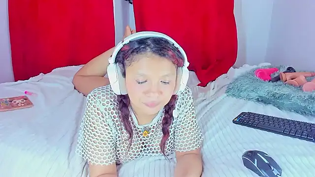 Emily_Coper18's cam snapshot