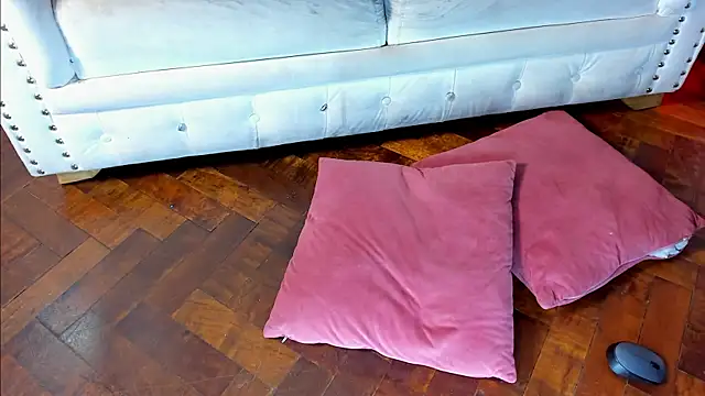 Lara_reynolds_'s cam snapshot