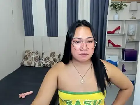 TsUncutKaren live sex cam