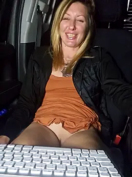 SheIsSomething live sex cam