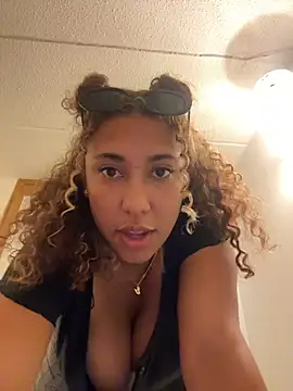 lauraltt live sex cam