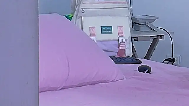 cutepetitee's cam snapshot