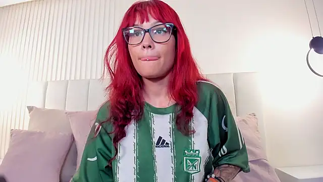 mae_lyra's cam snapshot