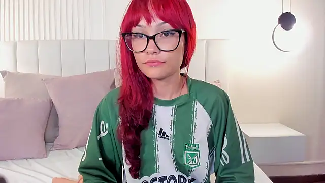 mae_lyra's cam snapshot