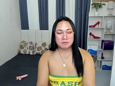 TsUncutKaren's cam snapshot