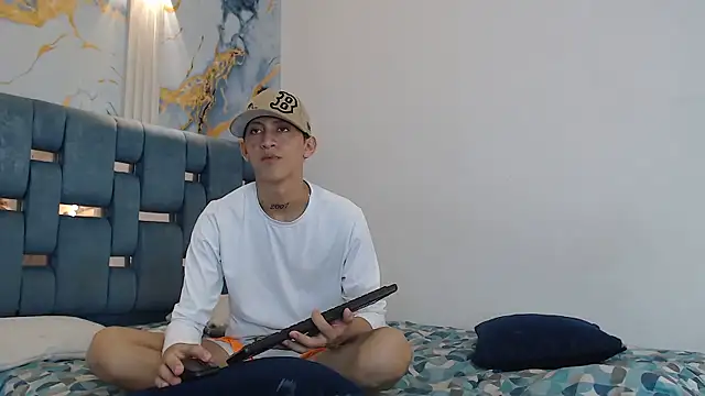 PRETTY_FEM live sex cam