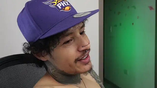 trieone live sex cam