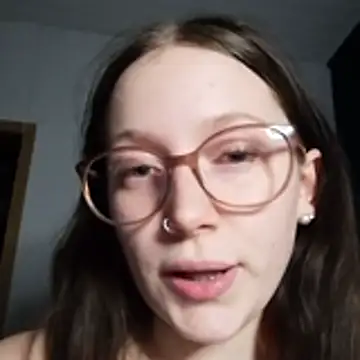YoungLisaa18 live sex cam
