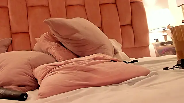 aishathornee's cam snapshot