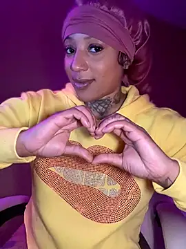 CrownedNyaries's cam snapshot