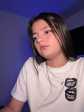 EmmiiGlow live sex cam