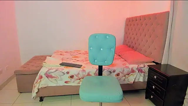 naomyyklein__ live sex cam