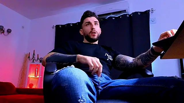 MightyAaron66 live sex cam