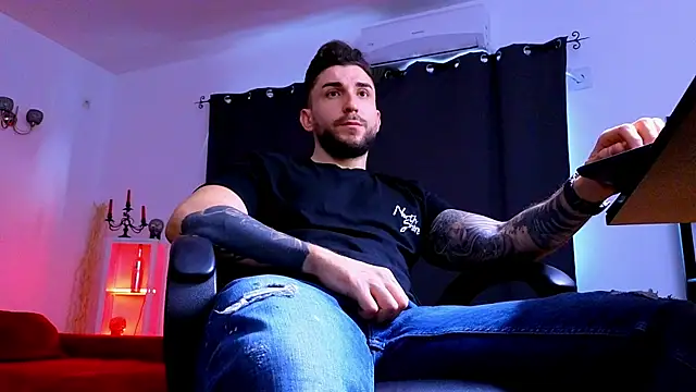 MightyAaron66 live sex cam