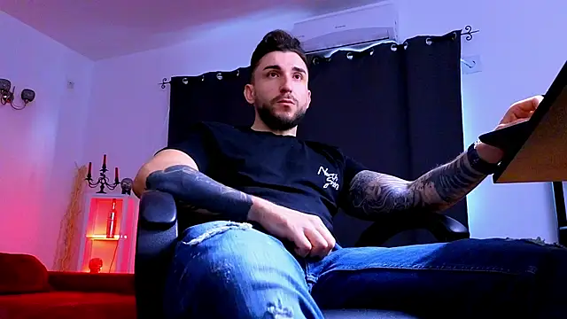 MightyAaron66 live sex cam