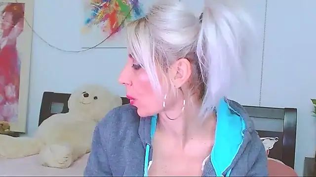 HoneyLara's cam snapshot