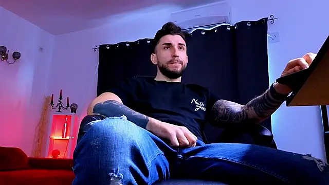 MightyAaron66 live sex cam