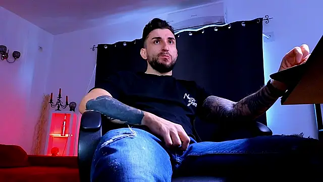 MightyAaron66 live sex cam