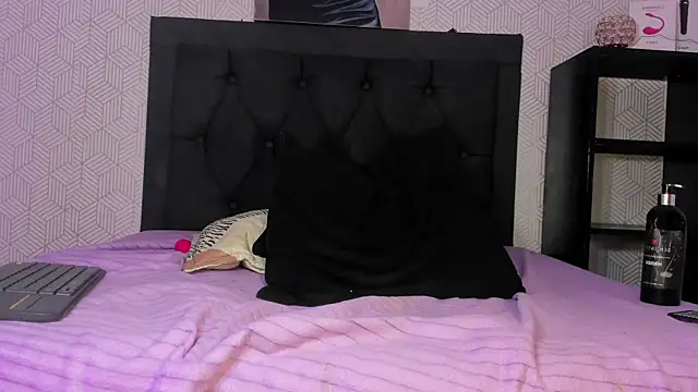 Selena_fox7 live sex cam