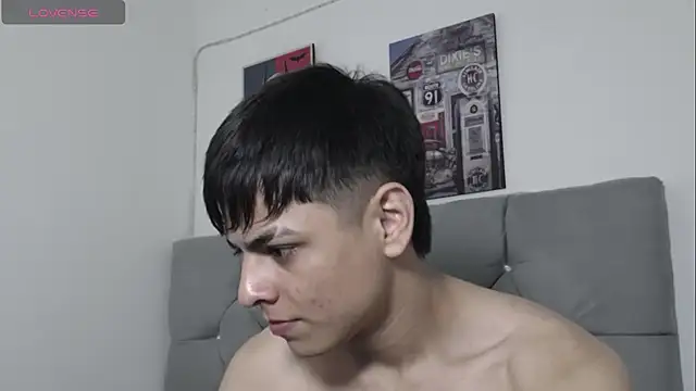 Loganjhonson19 live sex cam