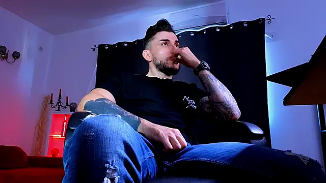 MightyAaron66 live sex cam