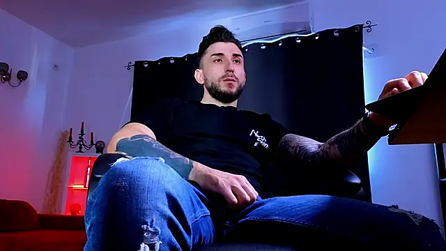 MightyAaron66 live sex cam