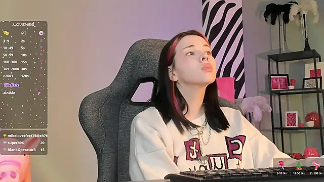 AliceSunday's cam snapshot