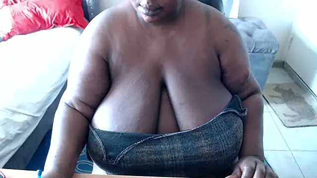 BIG_BOOBS_ASS_QEEN's cam snapshot