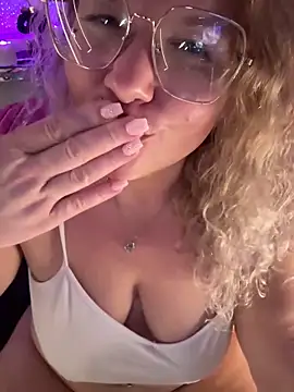 CurvyAnonymousGirl89's cam snapshot