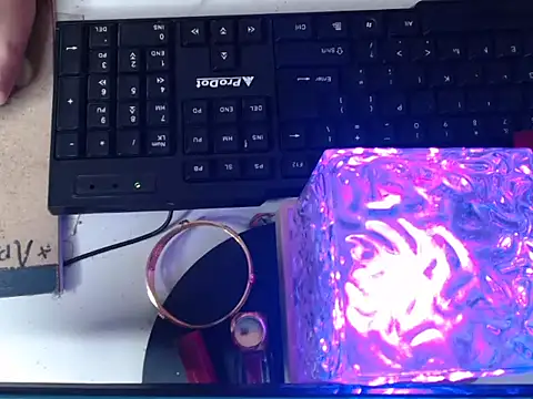 anika_bold's cam snapshot