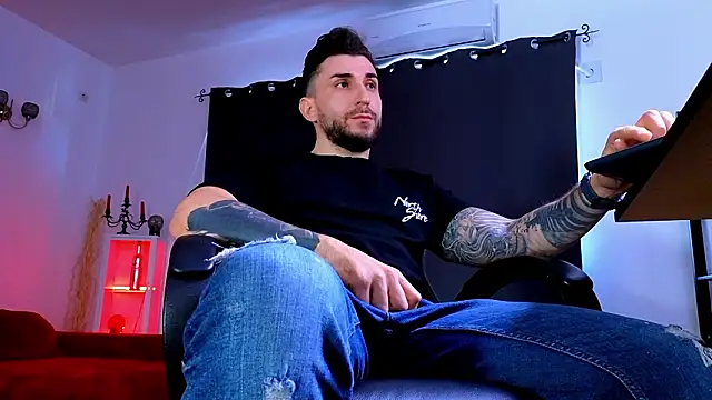 MightyAaron66 live sex cam