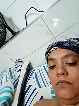 2Juicy_pussy's cam snapshot