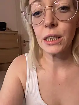 Lea-Kirsch live sex cam