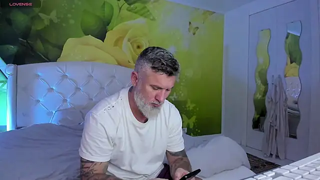 BlowMyXXL live sex cam