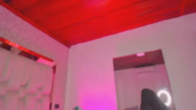 Emmily_Savage's cam snapshot