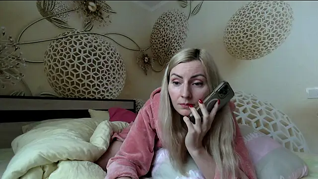 Yourrealgirl's cam snapshot