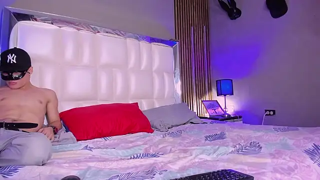 Roger_And_Ramona's cam snapshot