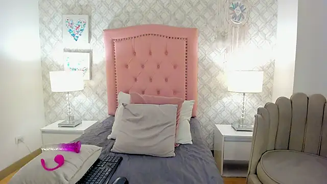 liz_rouse_'s cam snapshot