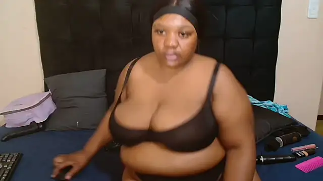 CaramelBootty live sex cam