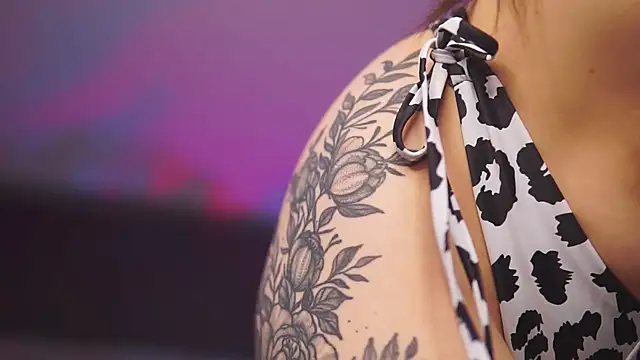 HotBustyBabeX's cam snapshot