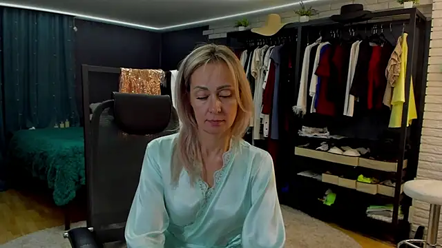 Julia_Cherry_ live sex cam