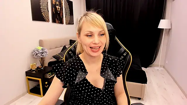 LindaSandy_1's cam snapshot