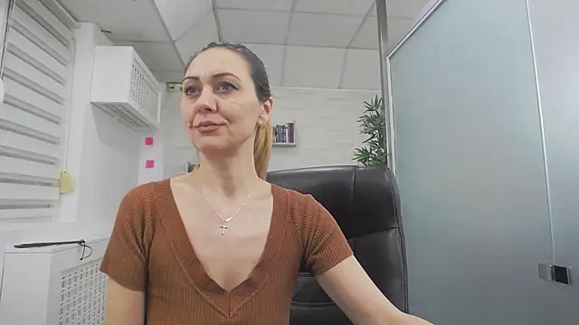 EllaMilf_'s cam snapshot