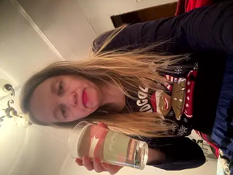 Suzanele's cam snapshot