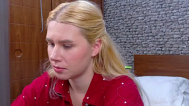 CuteBlondeMe's cam snapshot