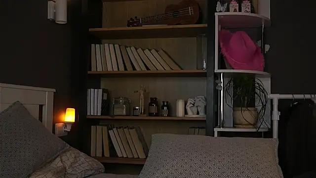 LynHillaire live sex cam