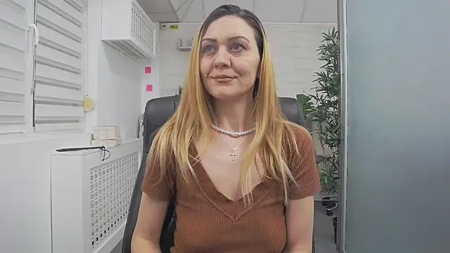 EllaMilf_'s cam snapshot