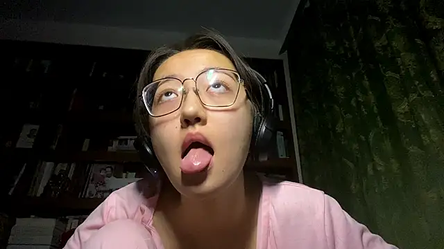 LinaClous live sex cam