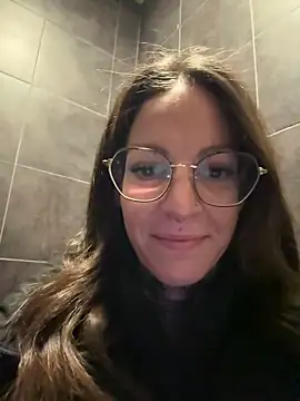 BrownieyQueen live sex cam