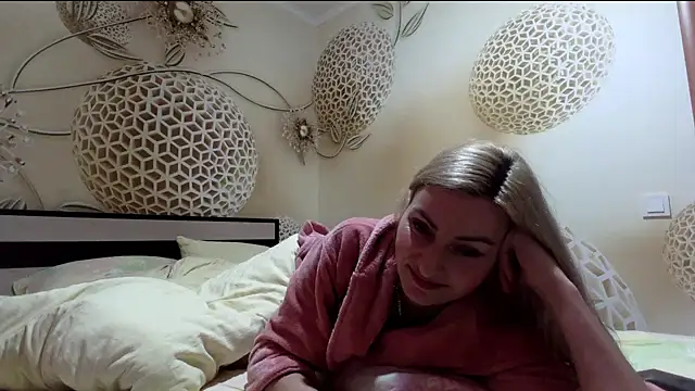 Yourrealgirl's cam snapshot